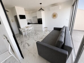 Unclassified image, 4 of 7, button - Port-Camargue, ocean view, 200 m from the beach – One-bedroom apartment with air conditioning, terrace, and private parking (Le Grau-du-Roi)