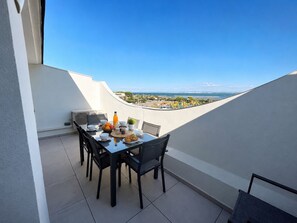 Unclassified image, 3 of 7, button - Port-Camargue, ocean view, 200 m from the beach – One-bedroom apartment with air conditioning, terrace, and private parking (Le Grau-du-Roi)