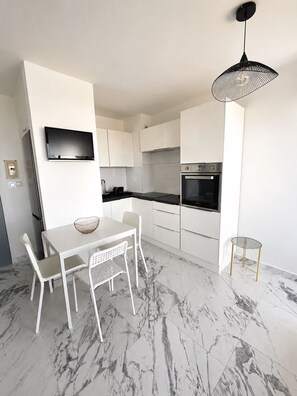 Unclassified image, 5 of 7, button - Port-Camargue, ocean view, 200 m from the beach – One-bedroom apartment with air conditioning, terrace, and private parking (Le Grau-du-Roi)