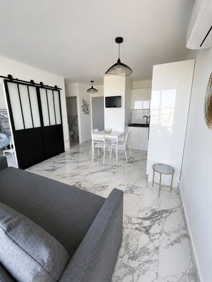Unclassified image, 2 of 7, button - Port-Camargue, ocean view, 200 m from the beach – One-bedroom apartment with air conditioning, terrace, and private parking (Le Grau-du-Roi)