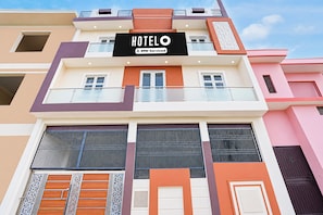 A hotel building with a sign indicating it is serviced by OYO. - Hotel O Ayodhya Junction Road (Faizabad)