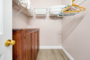 Ein kleiner, schmaler Raum mit einem Holzschrank und einer weißen Tür.