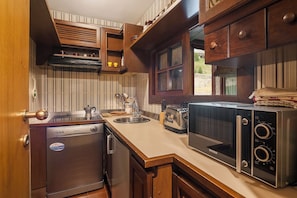 A compact kitchen with a built-in oven, a toaster, and a microwave. - Three-room apartment in Giomein, private garage, right on the slopes (Breuil-Cervinia)
