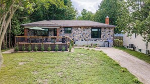 A stone house with a covered patio and a gravel driveway. - Room for ten in the heart of Bayfield village (Bayfield)