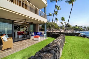 Une maison moderne dotée d’un balcon, d’un coin repas et offrant une vue sur l’océan.