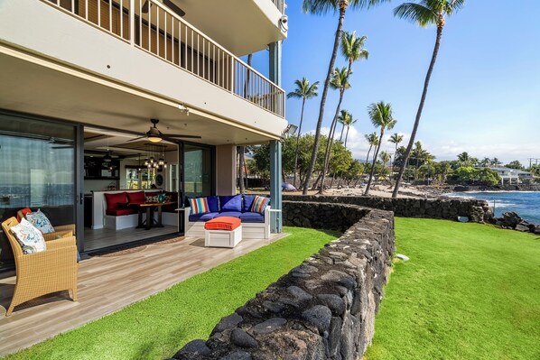 Ein modernes Haus mit Balkon, Essbereich und Meerblick.