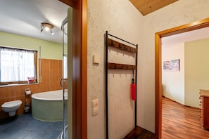 Une salle de bain avec une baignoire, des toilettes et une douche.