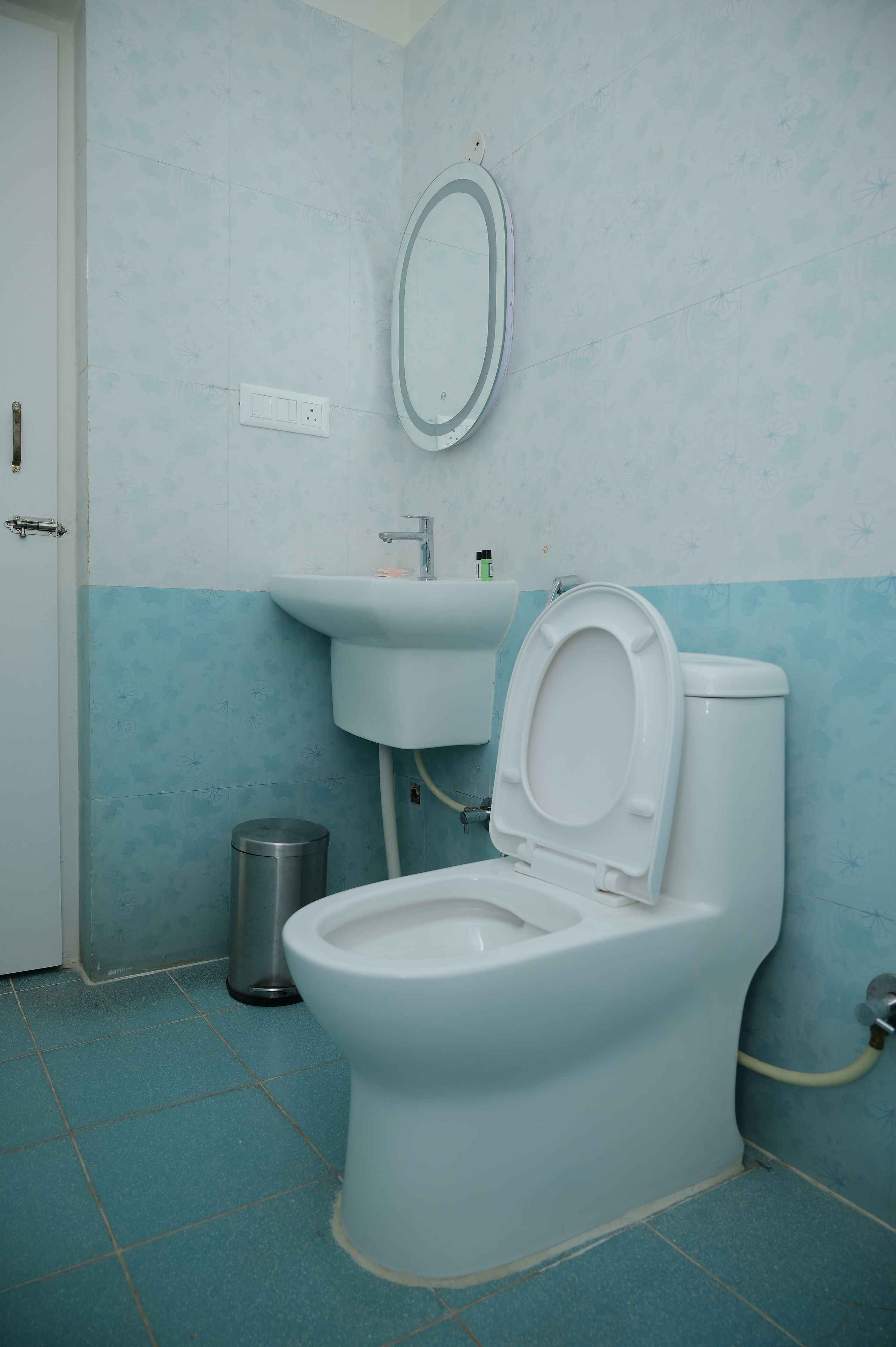 Un baño con inodoro, lavabo y espejo.