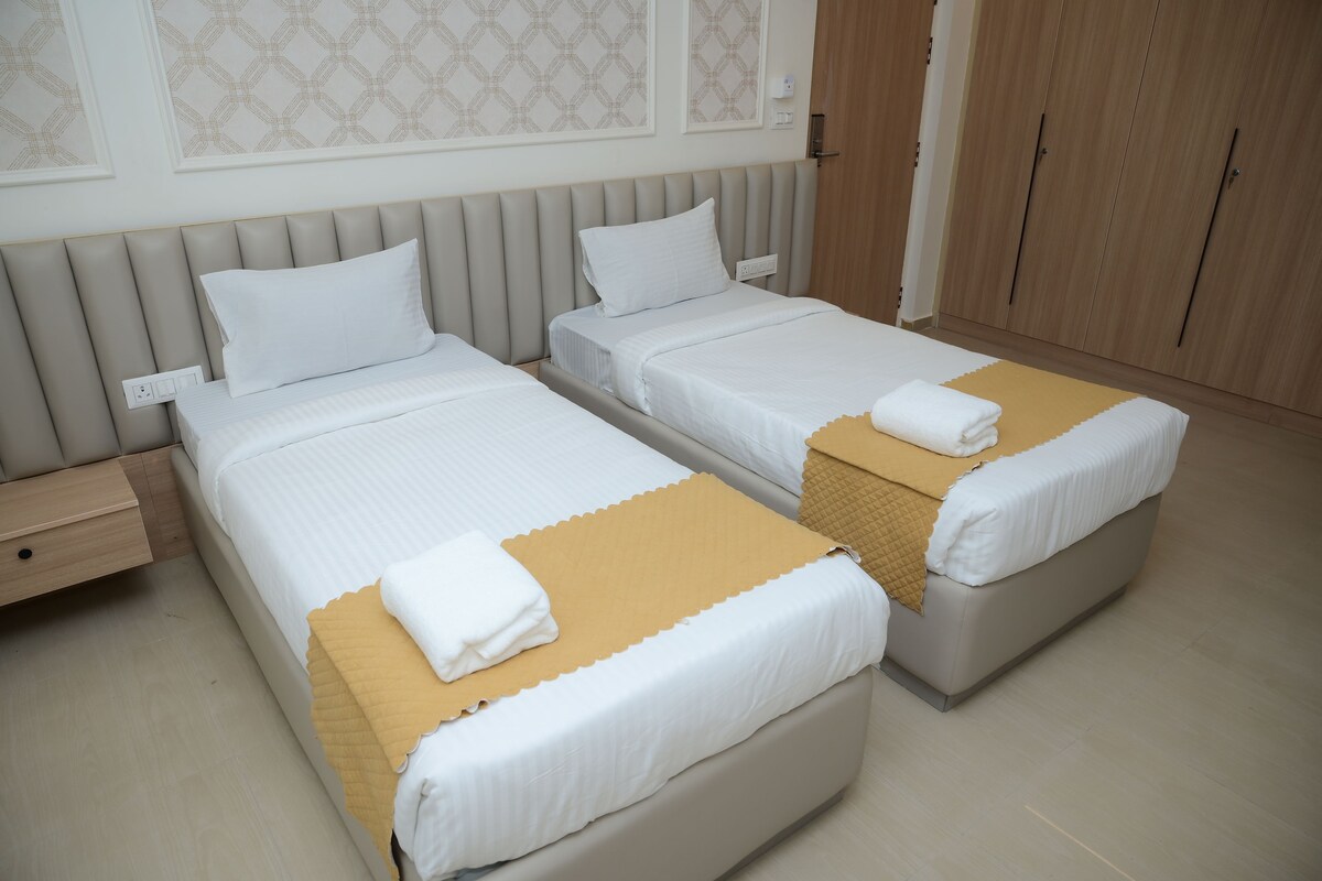 Habitación Deluxe, vista al patio | Escritorio y espacio para trabajar con laptop 