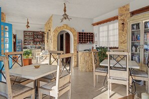 Ein rustikales Interieur mit Holzmöbeln, einer Bar und einem Bücherregal.