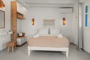 Ein modernes Schlafzimmer mit einem Bett, Nachttischen, einem Spiegel und Wandleuchten.