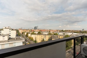 A cityscape with buildings and a clear sky. - A modern and bright 50 sqm one-bedroom apartment with a terrace, suitable for two guests and located near the San Siro Stadium. Situated on the eighth floor of a building (with elevator —though NOT suitable for people with disabilities due to a few ste (Milan)