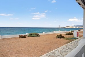 A coastal view with a sandy beach, a white fence, and a clear blue sky. - Studio Apartment 'Thalassa Suite 4' with Sea View and Shared Pool (Αρκάσα)