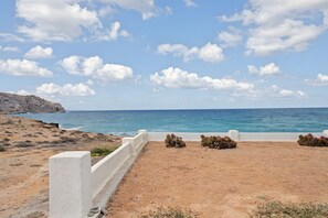 A coastal landscape with a clear sky, rocky terrain, and a view of the sea. - Studio Apartment 'Thalassa Suite 4' with Sea View and Shared Pool (Αρκάσα)