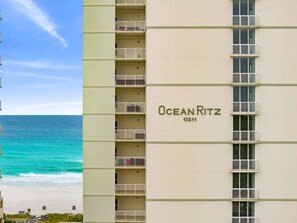 Un immeuble hôtelier à plusieurs étages, doté de balcons, appelé « Ocean Ritz » et portant le numéro 10611.