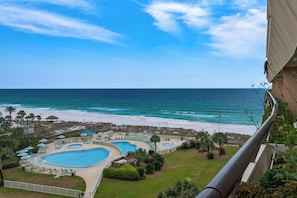 Ein Resort mit großem Schwimmbad, Strand und Meerblick.