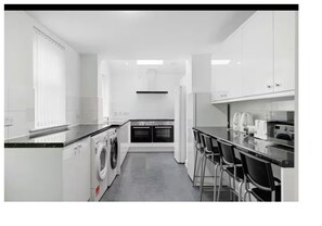 Unclassified image, 4 of 5, button - Cosy Private Ensuite Guest Room (MERSEYSIDE)