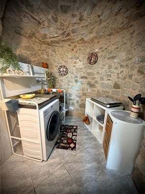 Interior - Holiday Home 'Una Finestra Sulla Vetta' with Mountain View and Wi-Fi (Montelaterone)