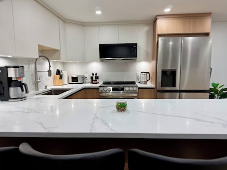 Luxury 2 bed 2 bath Suite with EV charger