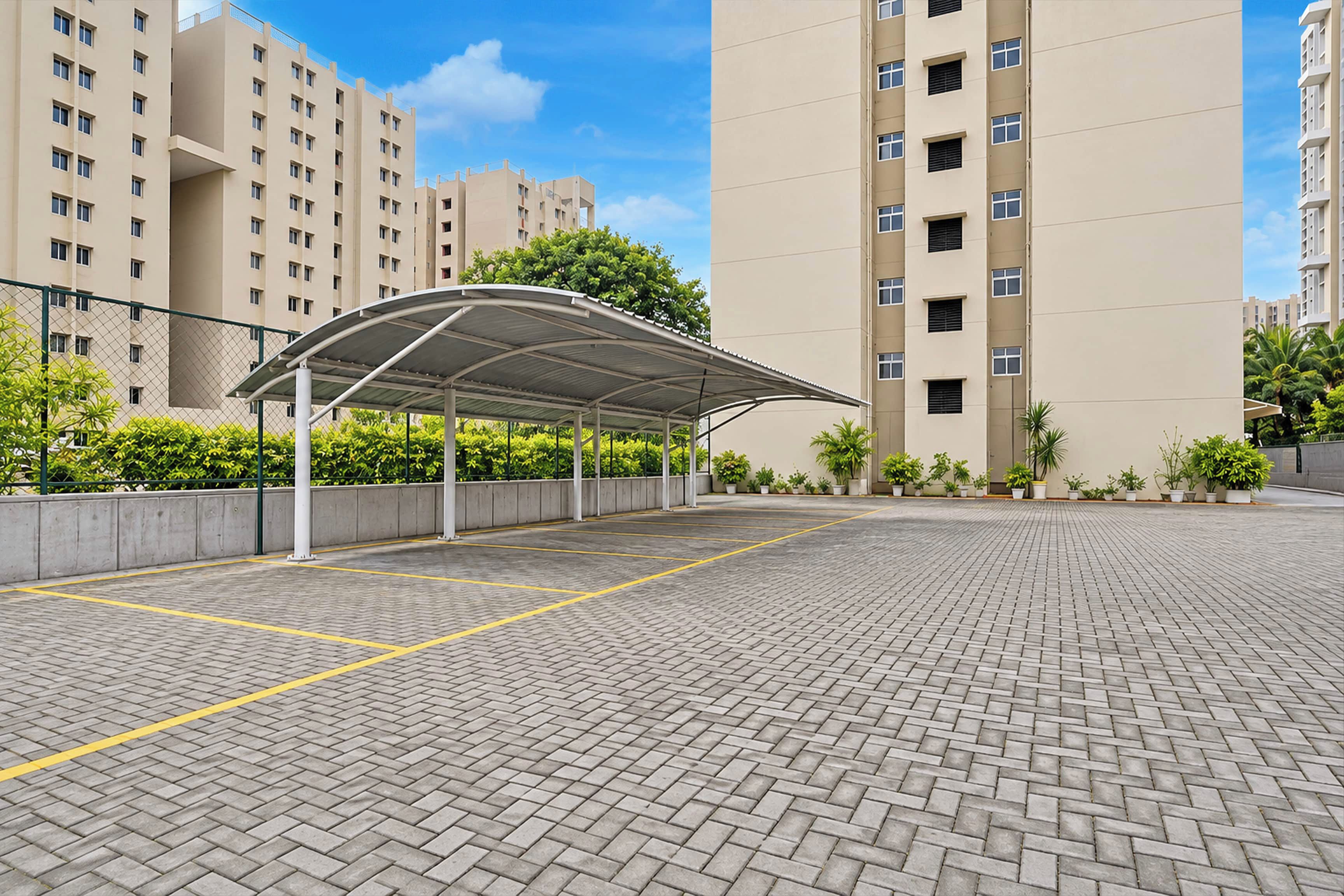 Un área de estacionamiento techada con superficie pavimentada y líneas amarillas.