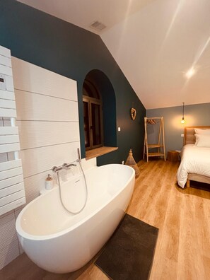 Unclassified image, 4 of 26, button - Elegant Riverside Retreat with spa and shared pool & tennis (Le Temple-sur-Lot)