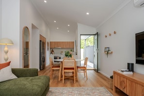 Eine moderne Wohnung mit Essbereich, Küche und Wohnraum.