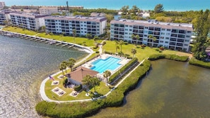 Un hôtel doté d’une piscine, d’un quai et offrant une vue sur la mer.