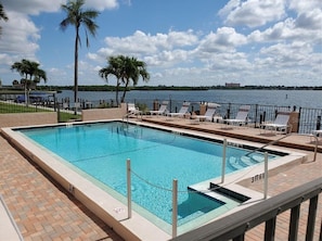 40ft heated pool - Sunrise Cove 108: Ground floor Waterfront Condo on Siesta Key w/ Sleeper Sofa (Sarasota)