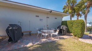 Grills on the Bay - Sunrise Cove 116: Spacious Waterfront Condo on Siesta Key w/ Washer and Dryer (Sarasota)
