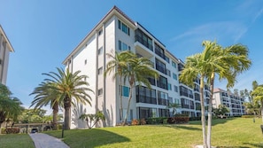 4 Buildings, 5 floors each - Sunrise Cove 126: Remodeled Waterfront Condo on Siesta Key w/ Sleeper Sofa (Sarasota)