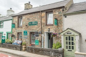 A stone building with a tea room sign, a bed and breakfast sign, and a Dutch pancakes sign. - Two Bedroom Holiday Cottage At The Foot Of Yr Wyddfa (Snowdon) | Clogwyn-Bach (Rhyd Ddu)