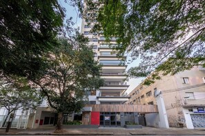 A multi-story building with a modern design, featuring a mix of balconies and large windows. - Librio by Bhomy (São Paulo)