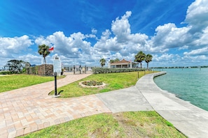 Property grounds - Sunrise Cove 403: Modern Waterfront Condo on Siesta Key with Murphy Bed (Sarasota)