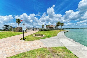Property grounds - Sunrise Cove 425: Spacious Waterfront Condo on Siesta Key with Sleeper Sofa (Sarasota)