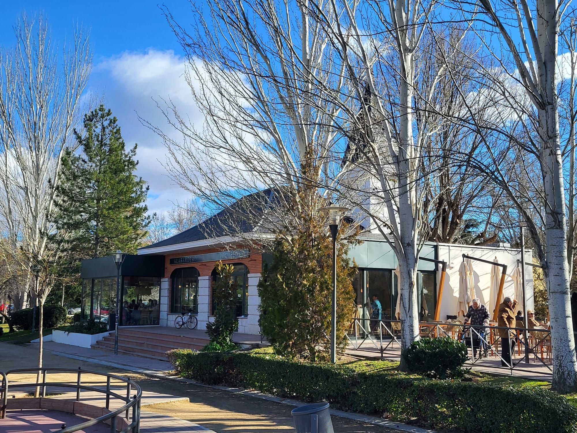 Un edificio de estilo arquitectónico moderno, con fachada de vidrio y exterior de ladrillo.