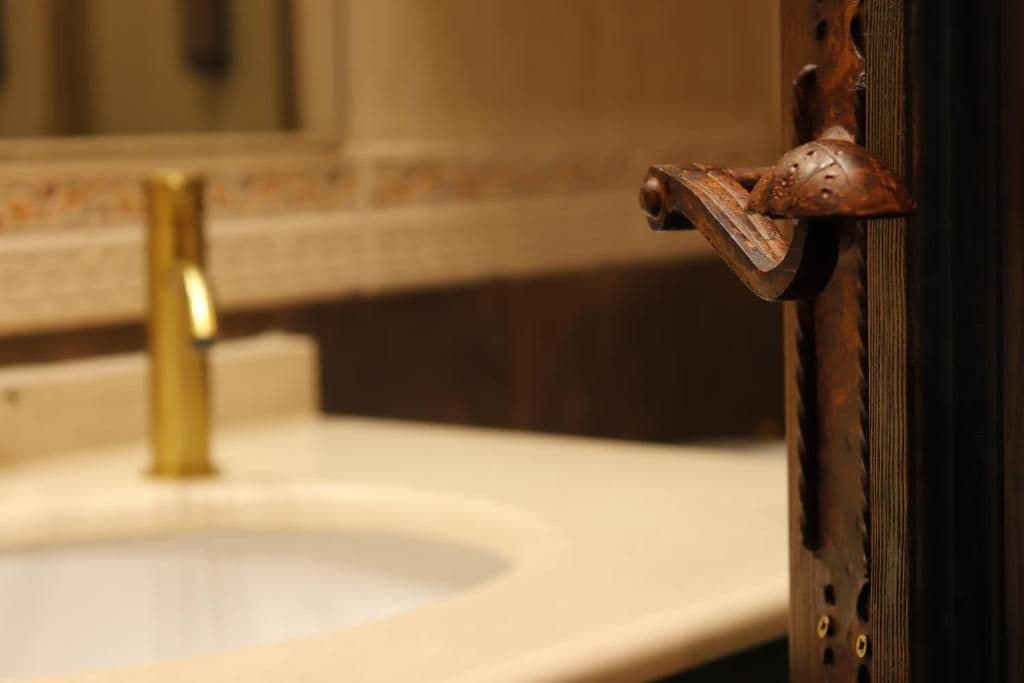 A bathroom with a sink and a mirror.