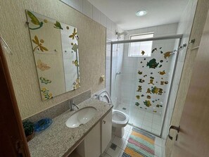 Ein Badezimmer mit Waschbecken, Spiegel und Dusche.