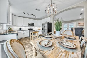 Ample dining for 6 people - 🏖️Front Porch Sitting | Private Pool, Spa & Screened Porch | Near Beach (Rosemary Beach)