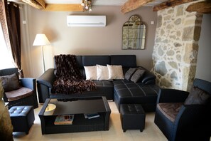 Living area - Le Regain Vacation Rental for 7 People Near Villefranche-de-Rouergue—Air-Conditioned, Pool, and Spa (Maleville)