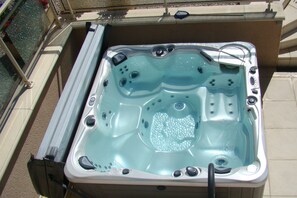 Outdoor spa tub - Le Regain Vacation Rental for 7 People Near Villefranche-de-Rouergue—Air-Conditioned, Pool, and Spa (Maleville)