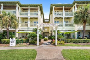 A hotel with a central courtyard, multiple balconies, and outdoor seating areas. - 🏖️Seagrove Shores Spacious Coastal Retreat | Steps from the Beach | Sleeps 4🏖️ (Santa Rosa Beach)