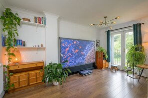 A room with a large aquarium, wooden furniture, and various plants. - Townhouse on the River, Decking & Private Parking (Bristol City)