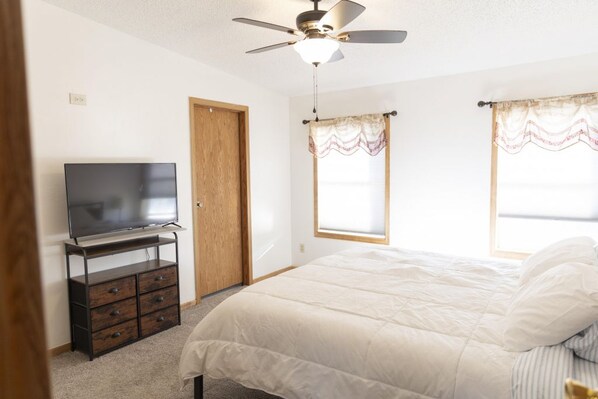 Unclassified image, 1 of 9, button - Charming 3-Bedroom cottage in Black Hills of SD! (Piedmont)