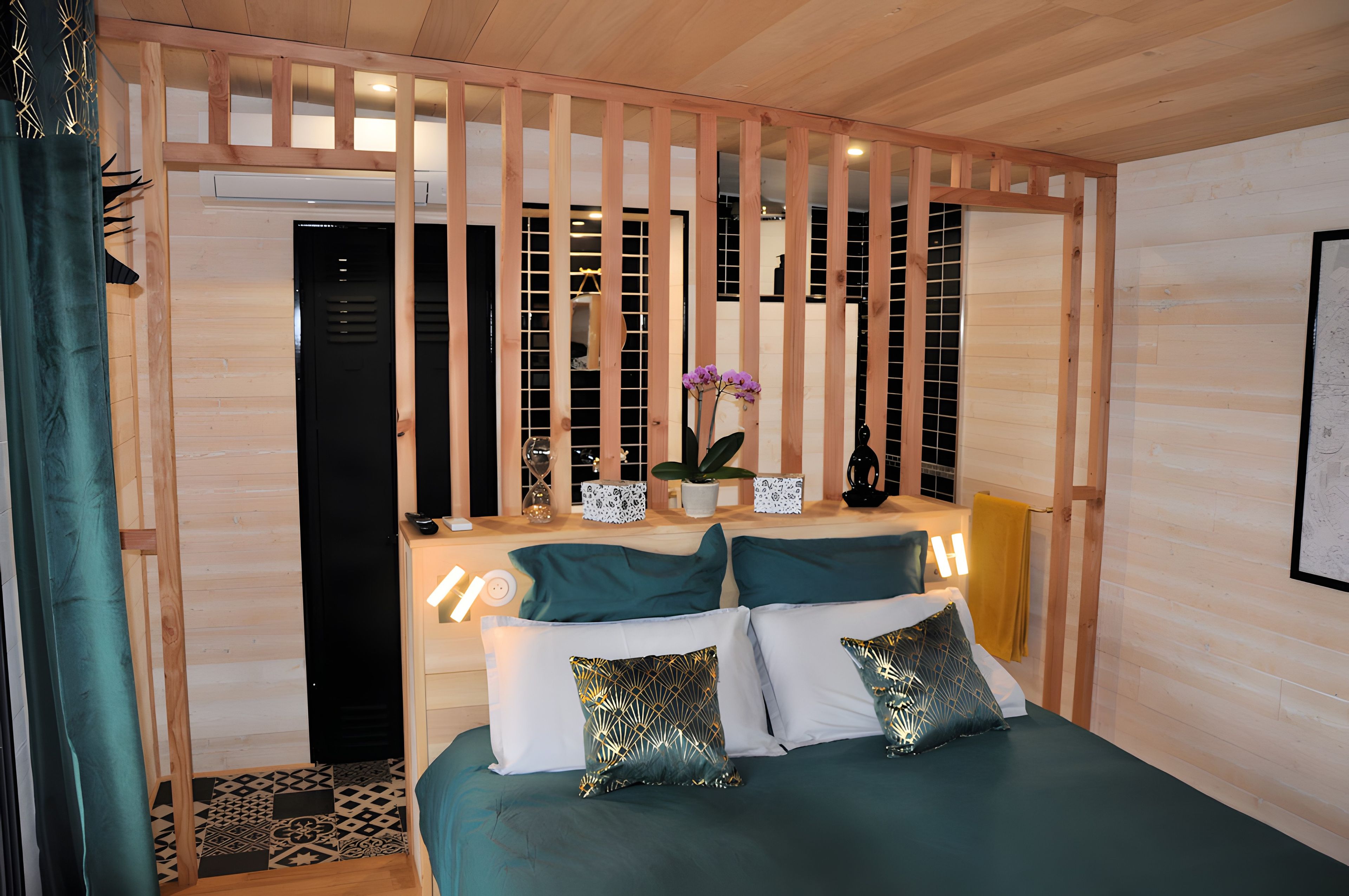 Ein Zimmer mit einem Bett, einem Schreibtisch und einem Fenster mit Blick.