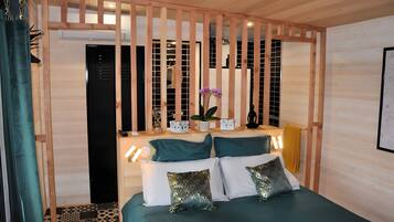 Ein Zimmer mit einem Bett, einem Schreibtisch und einem Fenster mit Blick.
