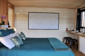 A bedroom with a bed, pillows, a nightstand, a window, and a wall-mounted artwork. - Guest Room 'La Parenthèse - Chambre D'hôtes' with Shared Terrace, Wi-Fi and Air Conditioning (Bergerac)
