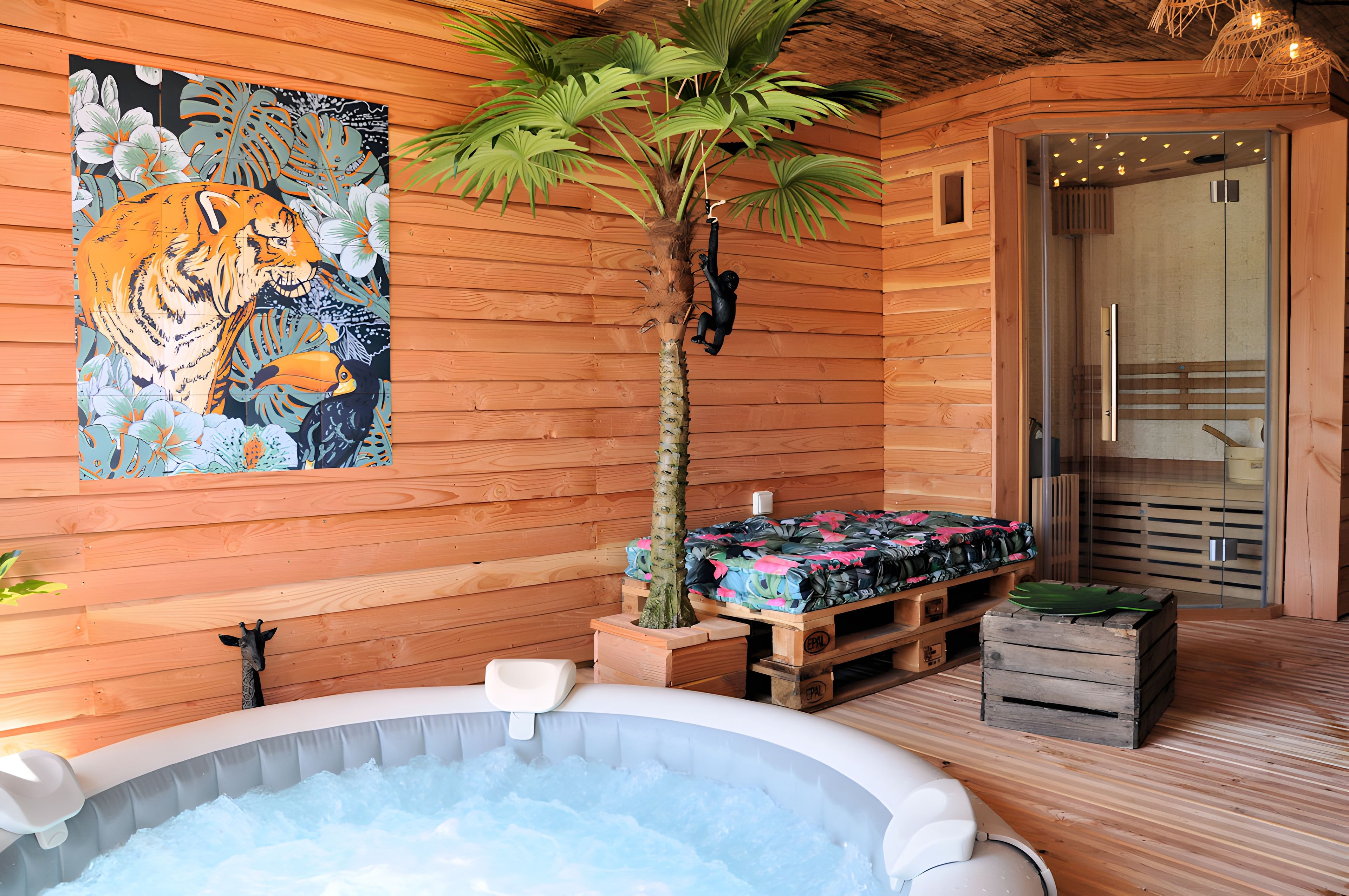 Ein Interieur einer Holzhütte mit Whirlpool, einem Tigerbild und einem kleinen Baum.