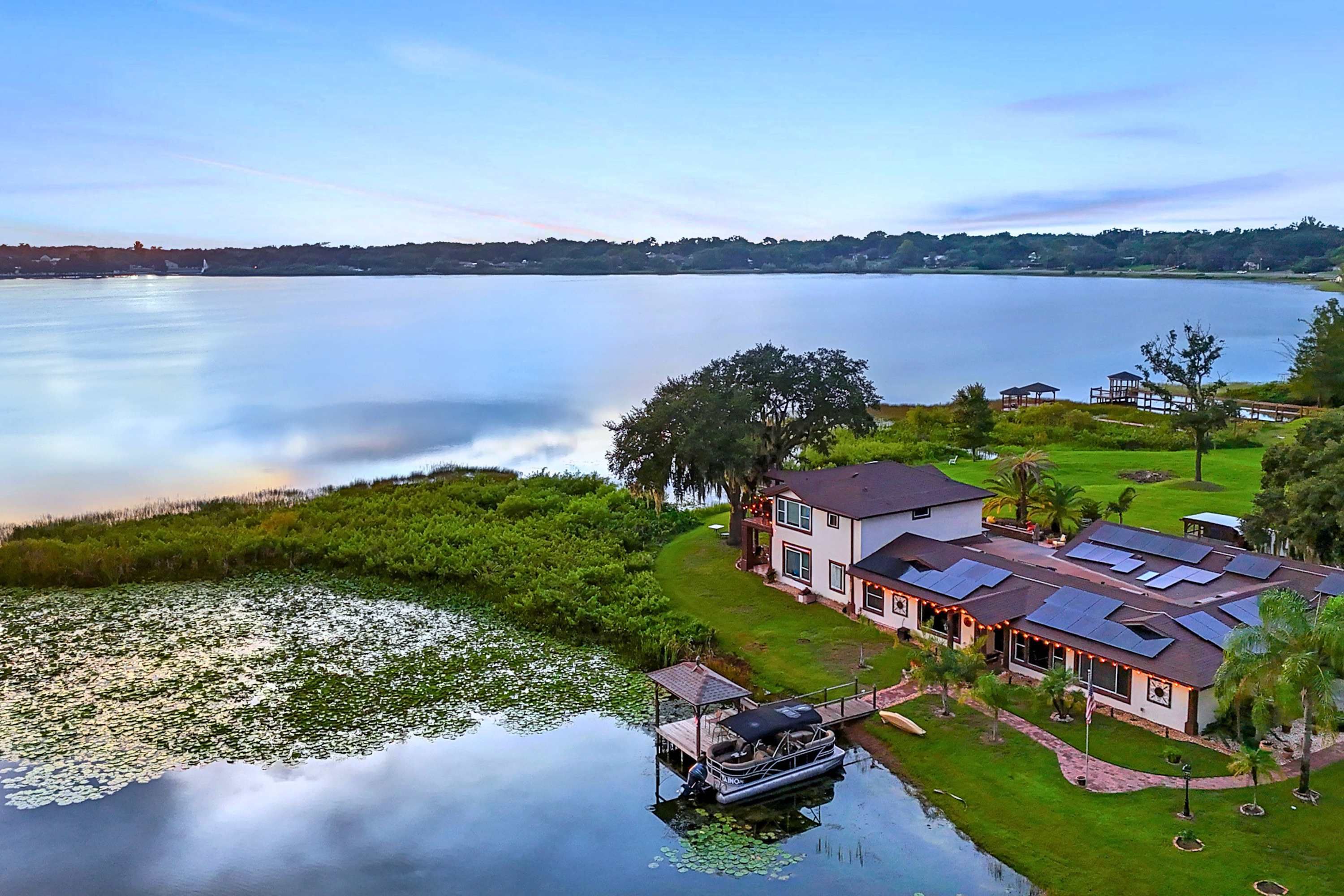 Propiedad frente al lago con casa, muelle y bote.