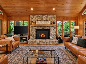 Living area - 5 Primary En-Suites on First Floor, Hot Tub, Sauna (Wintergreen Resort)