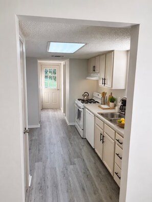 Private kitchen - Charming Boyce Farmhouse (Boyce)